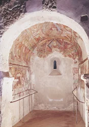 Vista del coro con frescos